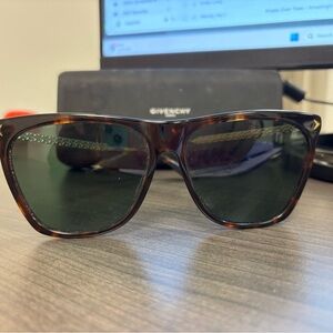 Chic Tortoise Shell Sunglasses